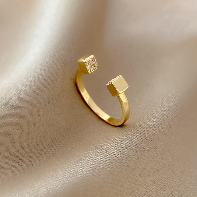 RING WITH ADJUSTABLE OPENING.