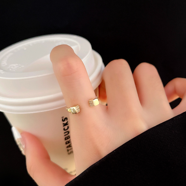 RING WITH ADJUSTABLE OPENING.
