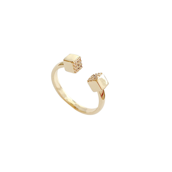 RING WITH ADJUSTABLE OPENING.