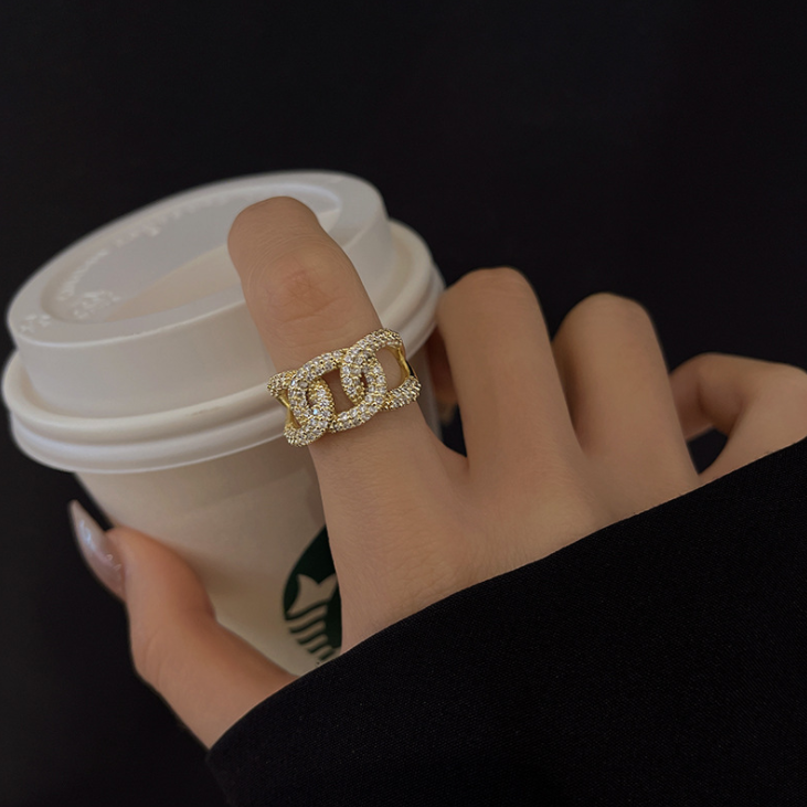 RING WITH INTERLOCKING RINGS.