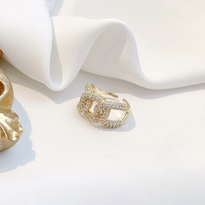 RING WITH INTERLOCKING RINGS.