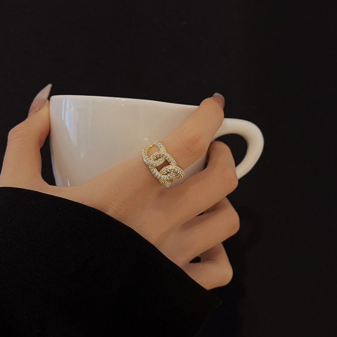 RING WITH INTERLOCKING RINGS.