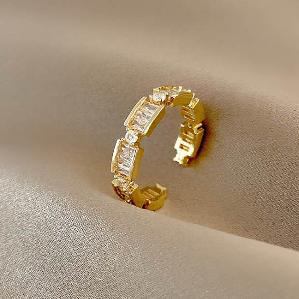 FRENCH CLAY DIAMOND RING FINGER