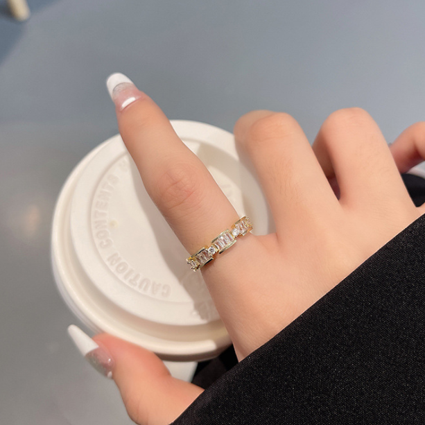 FRENCH CLAY DIAMOND RING FINGER