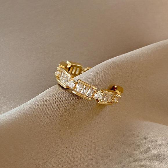 FRENCH CLAY DIAMOND RING FINGER