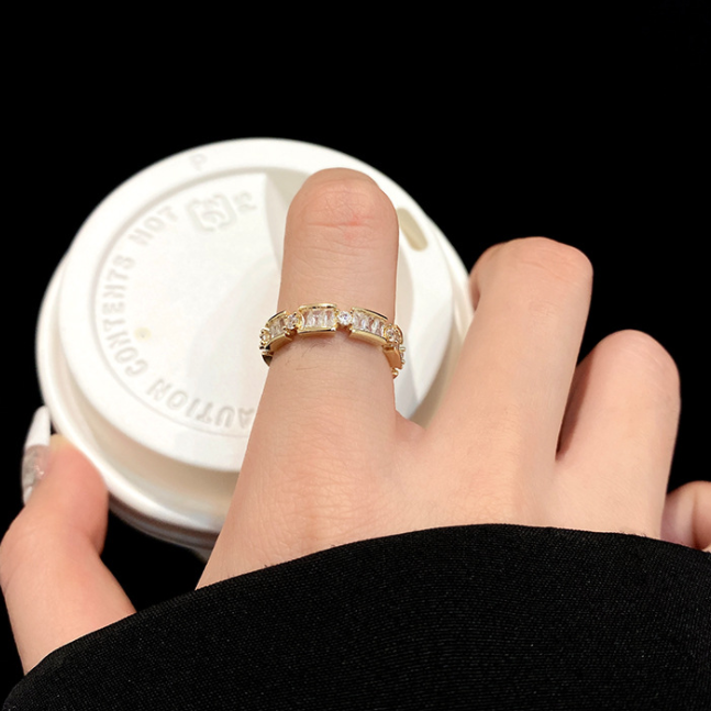 FRENCH CLAY DIAMOND RING FINGER