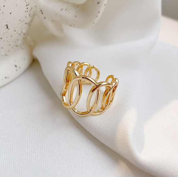RING WITH INTERLOCKING RINGS.