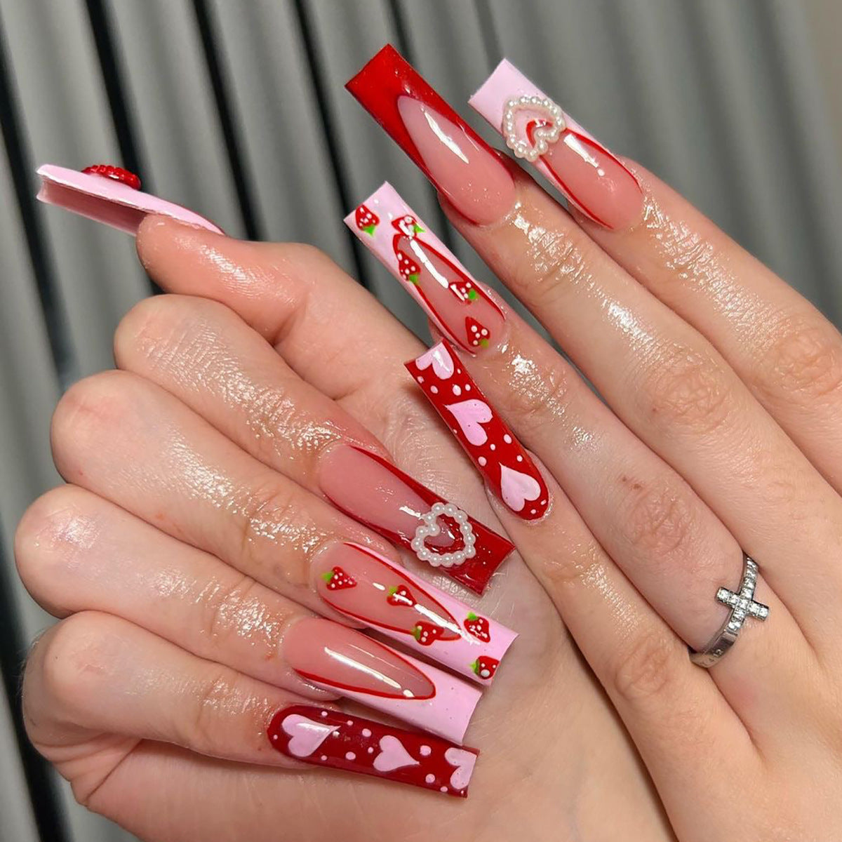 24PCS MEDIUM ALMONDS VALENTINE'S DAY NAILS