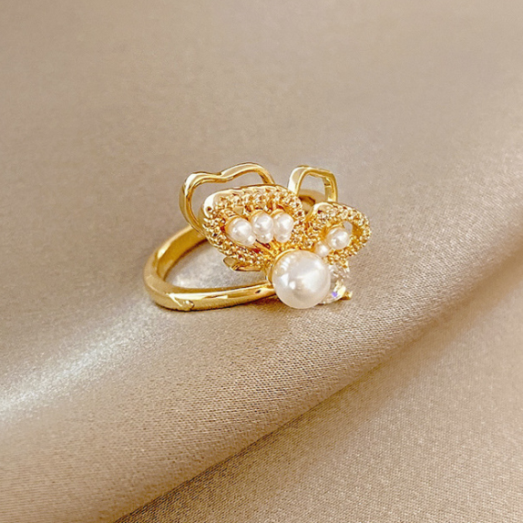 BUTTERFLY RING ON PEARL.