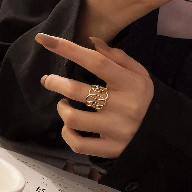 RING WITH INTERLOCKING RINGS.